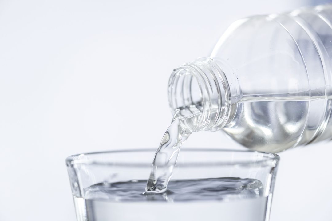 essenzielles_Kann Fasten eine Migräne-Attacke auslösen? Wasserflasche mit Glas