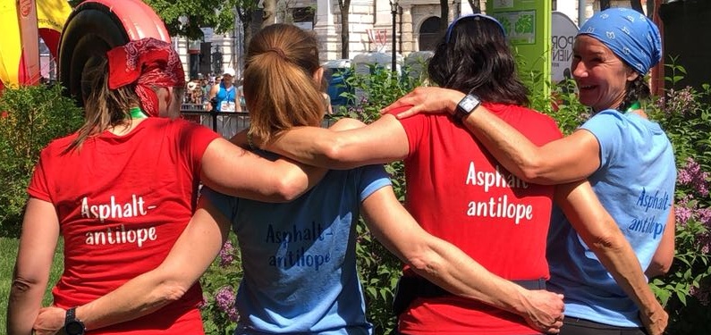 essenzielles_wettkampfernährung_4 Läuferinnen mit Shirts Asphaltantilopen