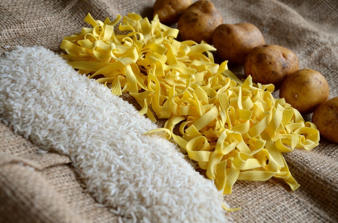 essenzielles_Optimales Lauftraining beginnt in der Küche_Reis_Nudeln_Kartoffeln auf Tuch
