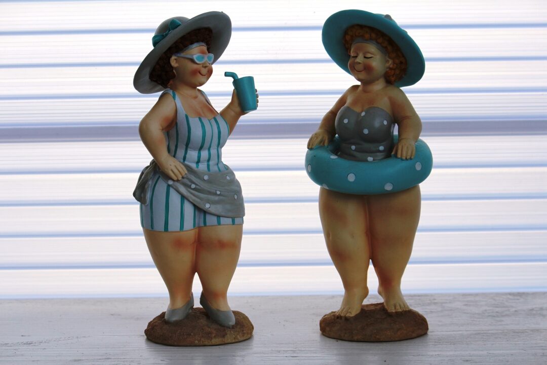 essenzielles_Sarkopenie_2 lustige Figuren von zwei übergewichtigen Frauen