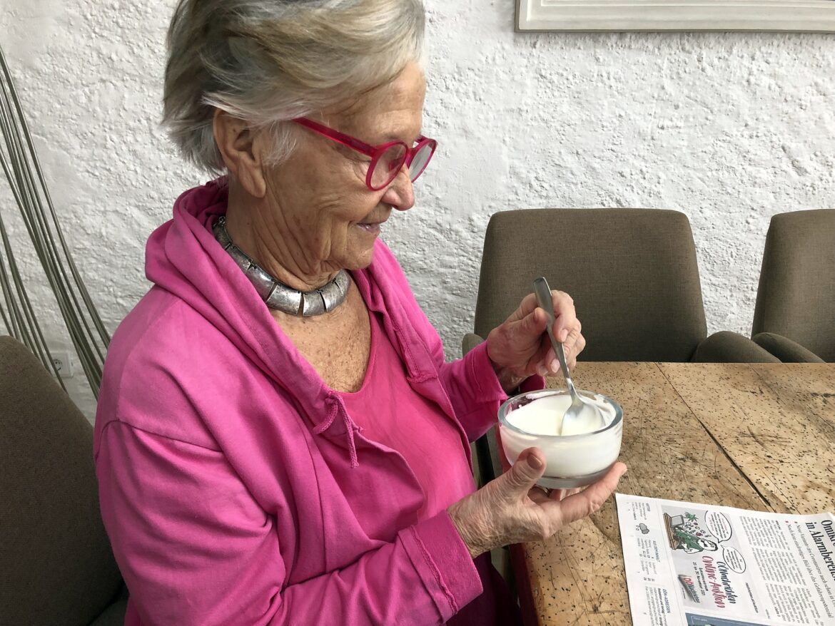 Neue Studie: Mehr Milch, stärkere Knochen - essenzielles, abnehmen mit Intervall-Essen - ältere Dame löffelt Joghurt