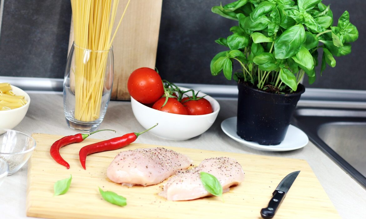 essenzielles_Küchenmythos oder Wahrheit?_Holzbrett mit Fleisch