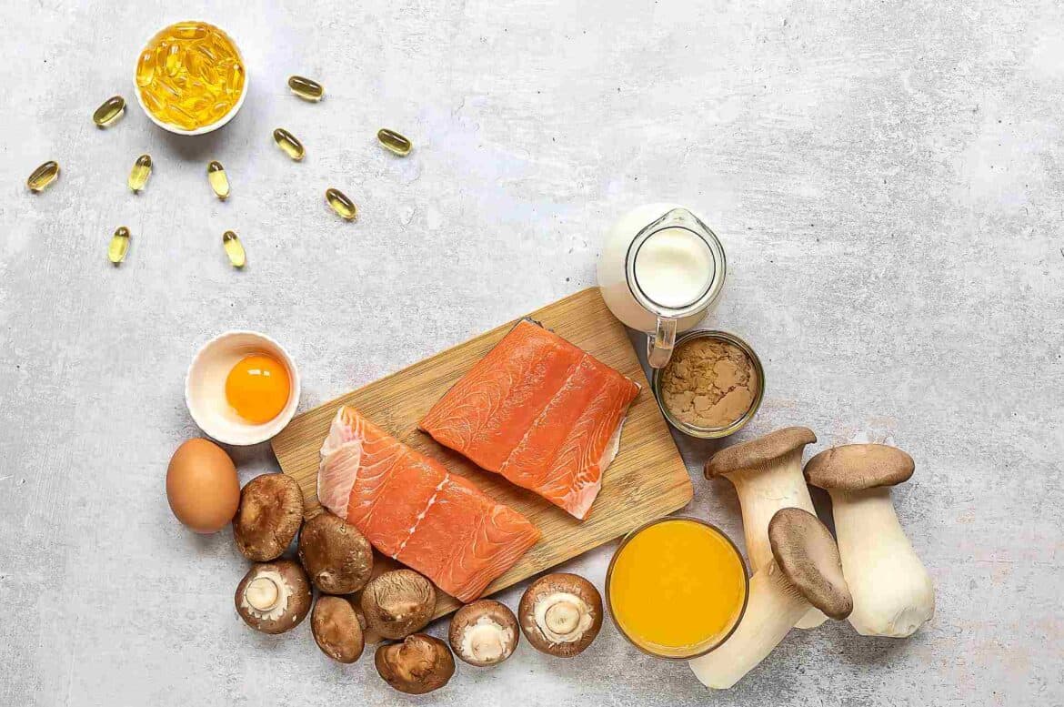 essenzielles_Vitamin D_Holzbrett mit Lachs, Dotter, Pilzen