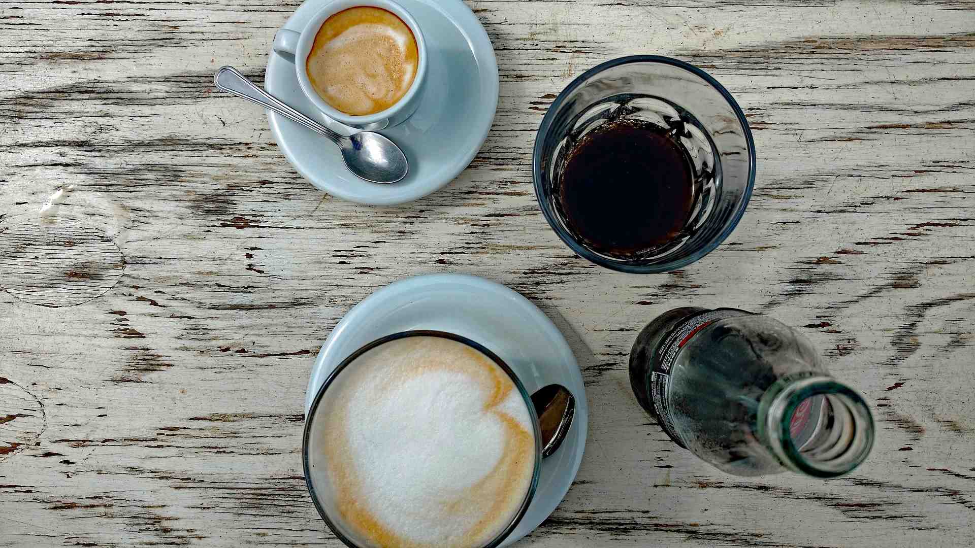 essenzielles_Faktencheck Koffein_Kaffe und Cola auf Holztisch