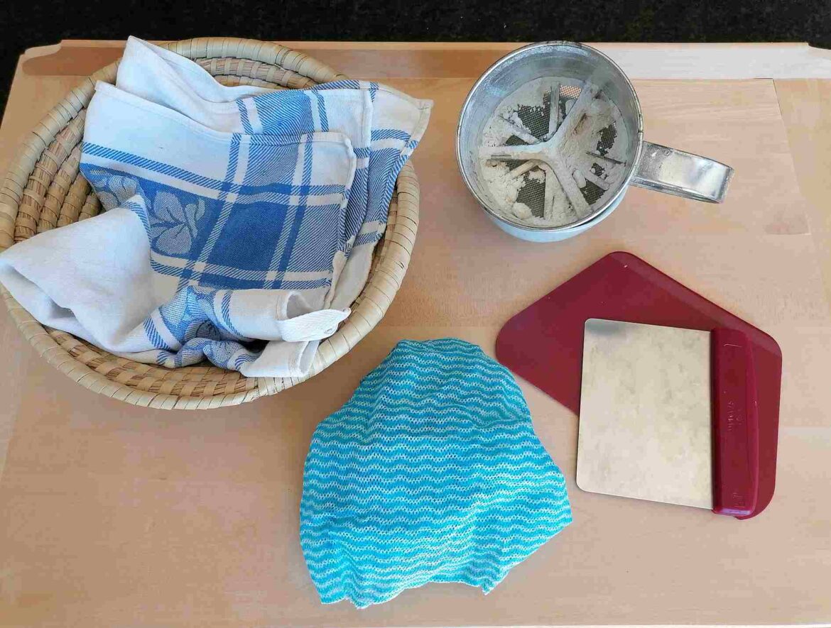 essenzielles_Brotbacken leicht gemacht_Nudelbrett mit Dingen zum Brotbacken