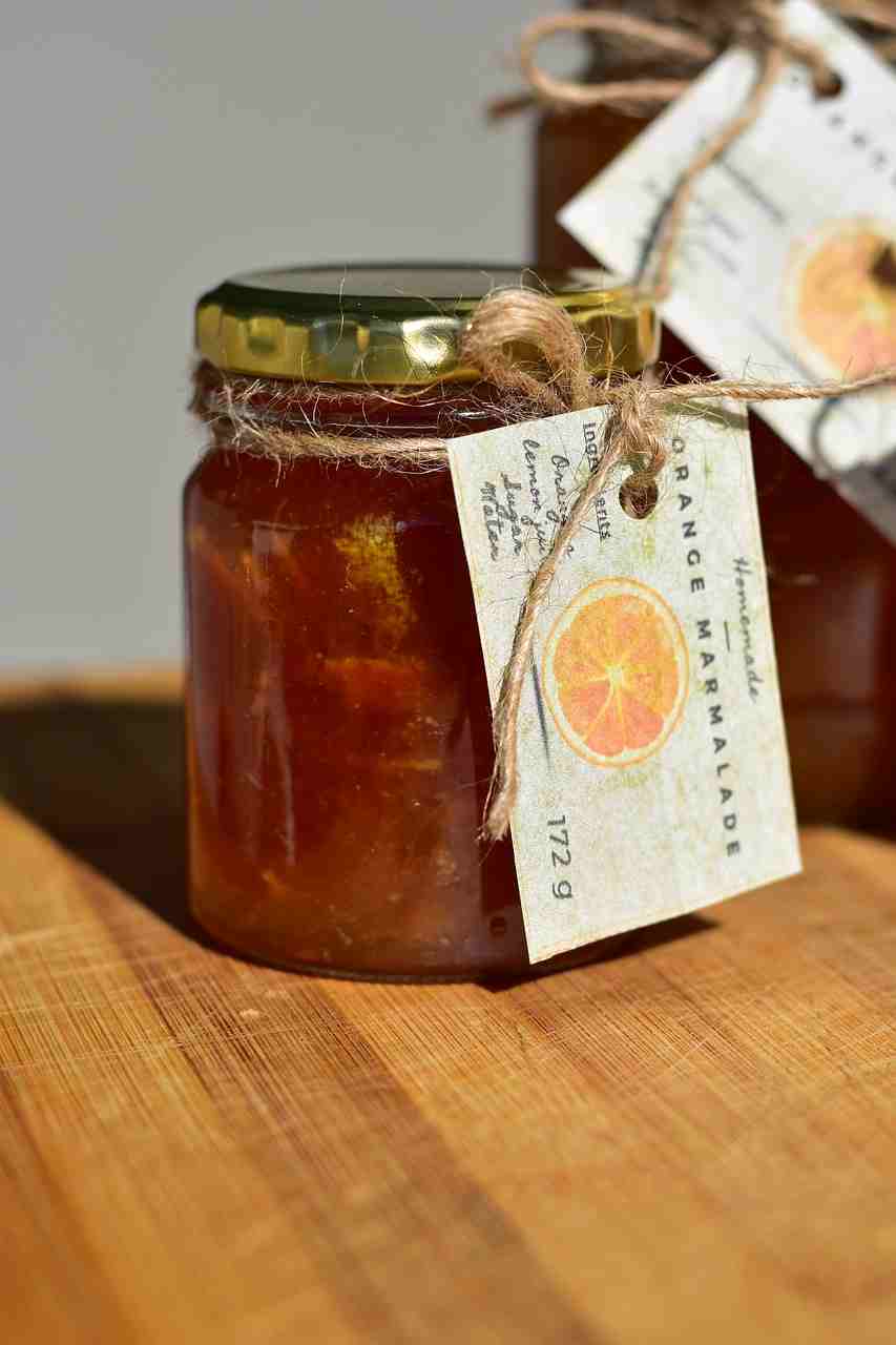 essenzielles_PFAS_Marmeladeglas mit Kartonetikett mit Naturschnur befestigt