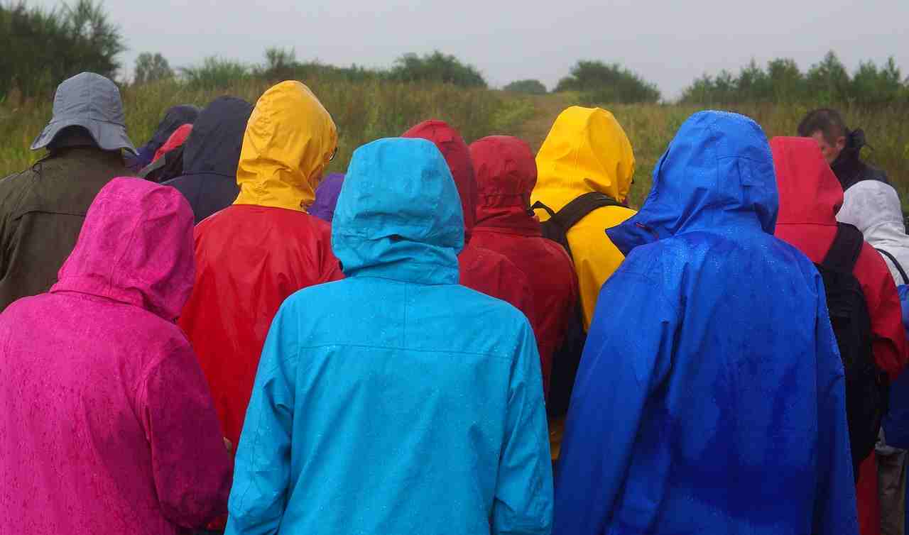 ssenzielles_PFAS_Menschen in bunten Regenmänteln